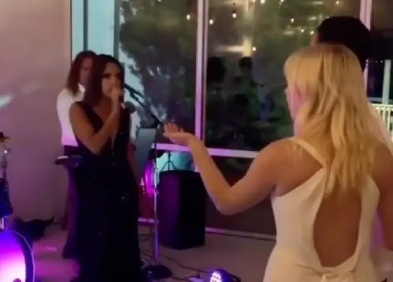 La joven acudió a la boda de su exnovio para vengarse. Foto: Captura de pantalla.