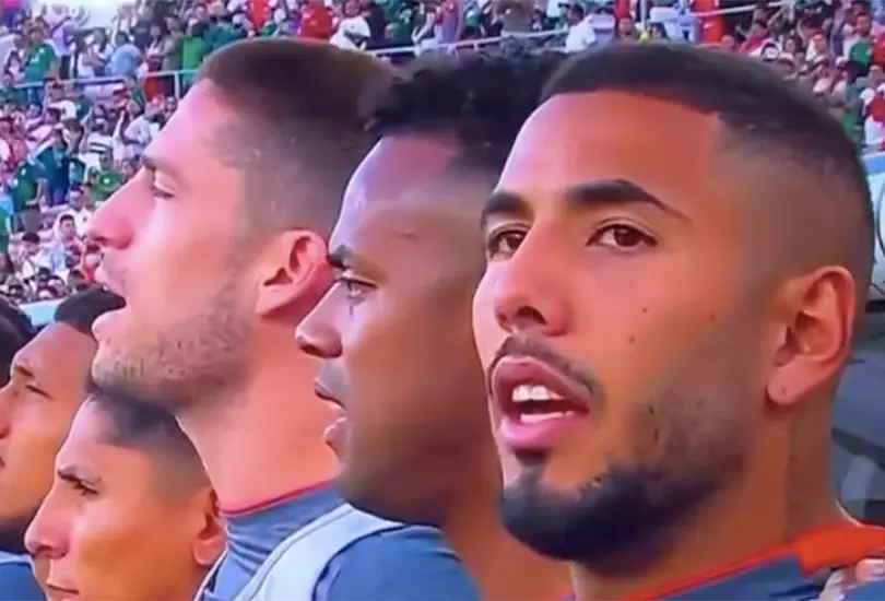 Santiago Orme&ntilde;o canta el himno nacional de Per&uacute;.