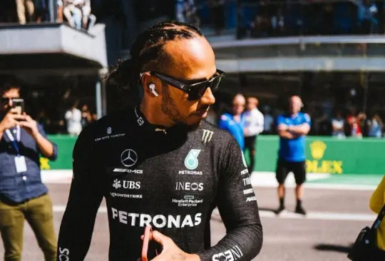 Hamilton tuvo que pagar una millonaria multa por usar uno de sus piercings en Singapur. 