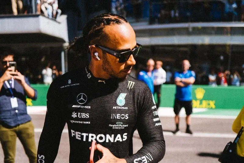 Hamilton tuvo que pagar una millonaria multa por usar uno de sus piercings en Singapur. 