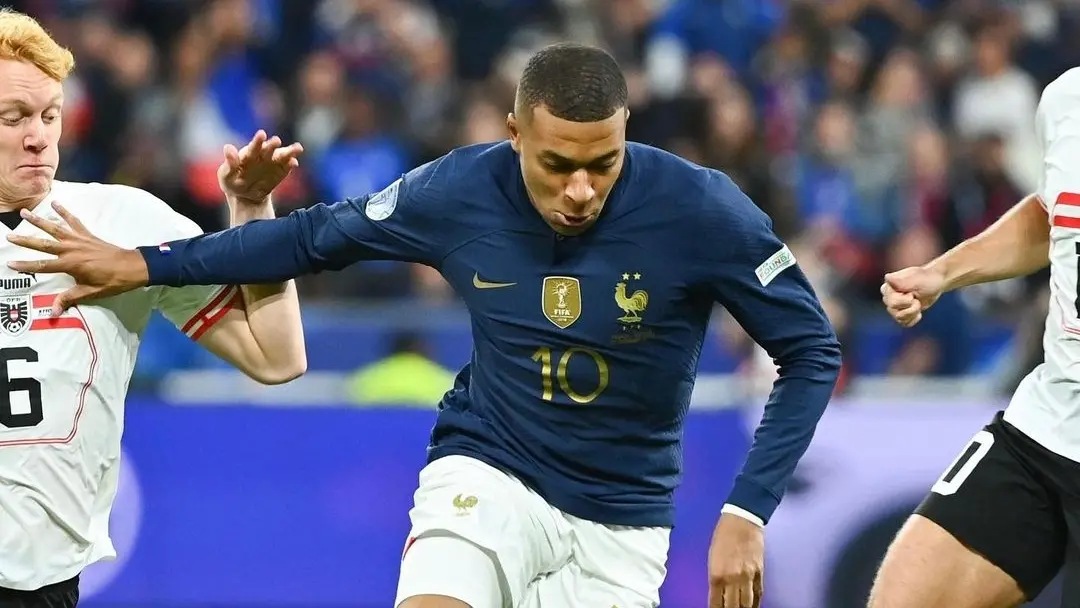 Francia. M&aacute;s es menos con los galos, que presentan un modelo sin detalles con los colores tradicionales de la bandera, resaltan patrocinador, escudo y tipograf&iacute;a en dorado.