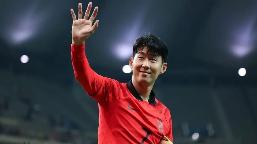 Corea del Sur. Nike aprovech&oacute; al m&aacute;ximo sus templates, ahora con un rojo intenso que combina a la perfecci&oacute;n con detalles y cuello tipo polo en negro.
