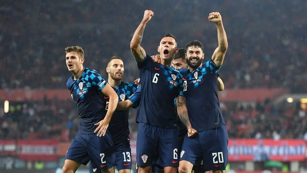 Croacia. El azul marino luce bastante elegante y es rematado por la trama de cuadros distorsionados en el hombro izquierdo en azul claro.