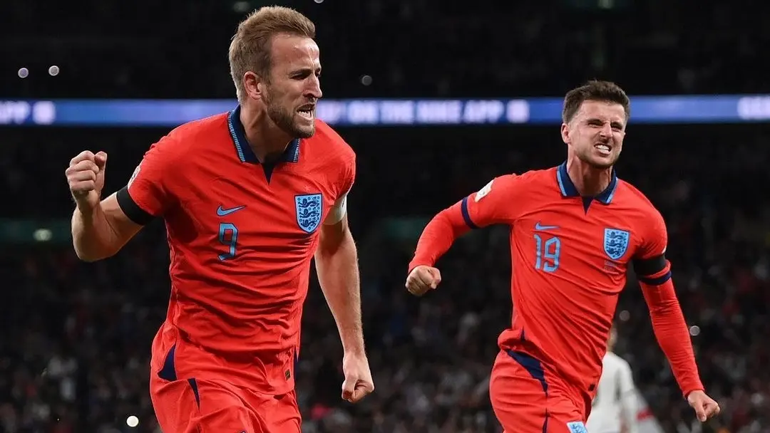 Inglaterra. El contraste del rojo con el azul claro y rematarlo con ligeros detalles en negro, lo hacen un dise&ntilde;o espectacular en Qatar 2022.