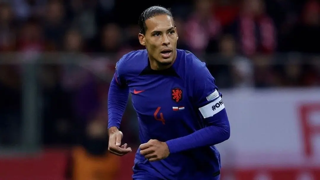 Pa&iacute;ses Bajos. F&oacute;rmula que se repite en otras selecciones, con una base a un s&oacute;lo tono, en este caso azul y rematando con detalles en dos tonos contrastantes: negro y naranja.