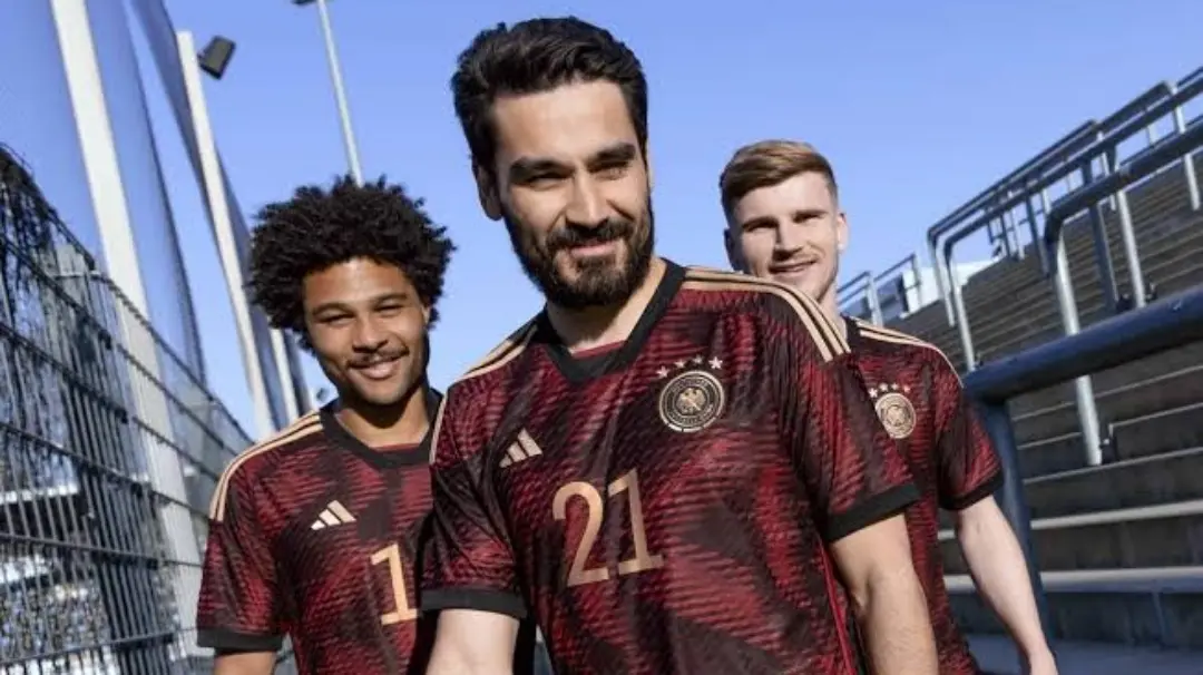 Alemania. Rojo y negro hacen una gran combinaci&oacute;n en la base de la camiseta, misma que es rematada con detalles en dorado, otra tendencia para Qatar 2022.