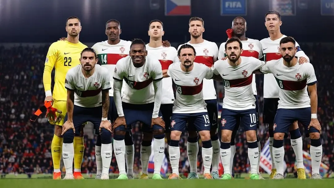 Portugal. El tono claro queda bastante bien con el azul del short y el detalle de los colores de la bandera sobre el pecho es un acierto total.