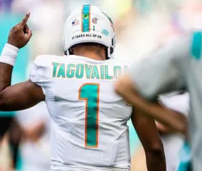 La fuerte tacleada a Tua Tagovailoa que lo deja conmocionado