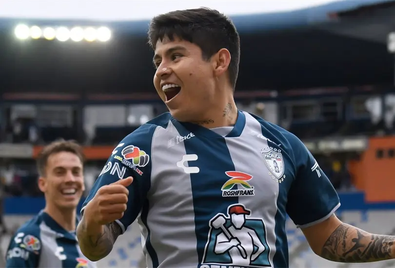 Chofis L&oacute;pez celebra su segundo gol con Pachuca.