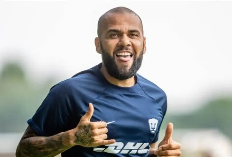 Dani Alves desminti&oacute; a Pumas y descart&oacute; una lesi&oacute;n de gravedad.