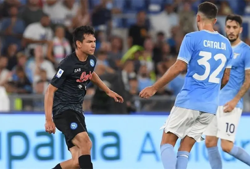 Chucky Lozano sali&oacute; del Napoli vs Lazio por un golpe en la cabeza