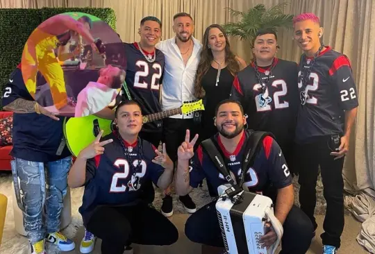 Héctor Herrera fue el invitado de lujo de Grupo Firme en el concierto que dieron en Houston