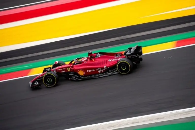El monoplaza de Ferrari para la temporada 2022 tiene un logo del 75 aniversario de la automotriz - Twitter @ScuderiaFerrari