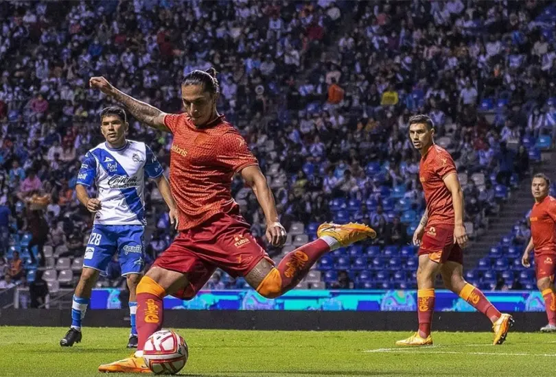 Carlos Salcedo se puso en el ojo de la pol&eacute;mica por un tuit que public&oacute; cuando jugaba.