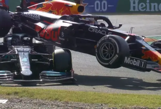 Max Verstappen y Lewis Hamilton protagonizaron uno de los accidentes más famosos en F1