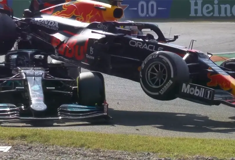 Max Verstappen y Lewis Hamilton protagonizaron uno de los accidentes m&aacute;s famosos en F1