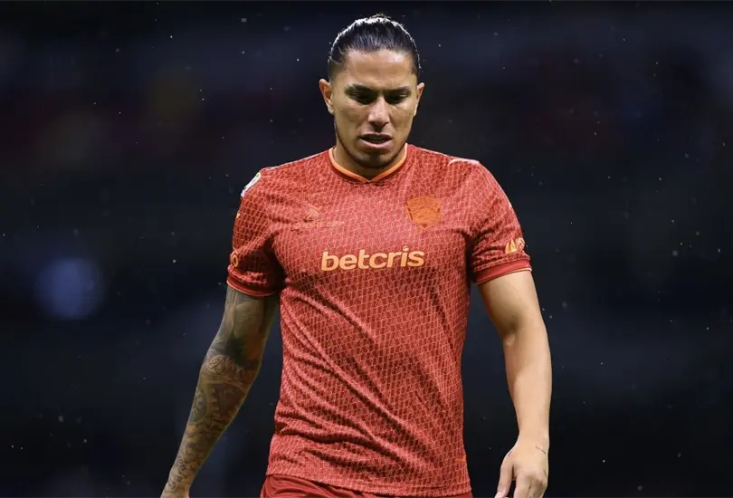 Carlos Salcedo fue sancionado por sus mensajes contra el arbitraje del futbol mexicano.