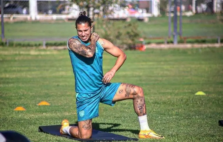 El defensa de Bravos durante un entrenamiento. (@csalcedojr)