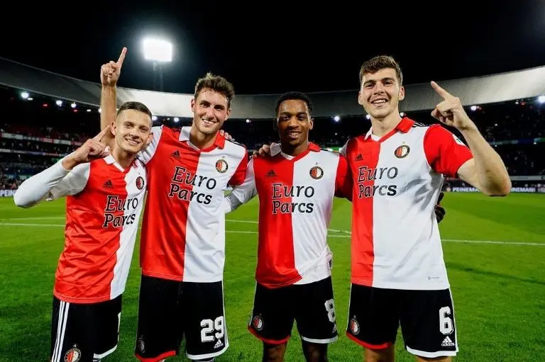 E¡Santiago Giménez se adapta a su equipo pero ya tuvo un inconveniente con el capitán. (@feyenoord)