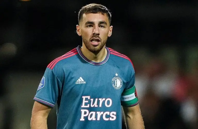El capitán del Feyenoord, Orkun Kökcü, no vio con buenos ojos lo que hizo el mexicano. (@feyenoord)