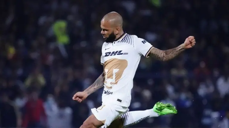 Dani Alves ha sido cuestionado por el rendimiento que ha mostrado con Pumas. Foto: Archivo Referee.