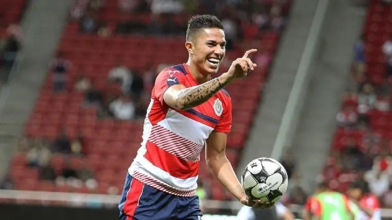 Carlos Salcedo en un partido con Chivas. Foto: Archivo Referee.