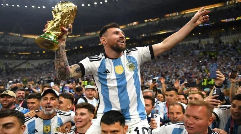 Messi se coronó campeón del mundo en Qatar 2022. Galería Referee