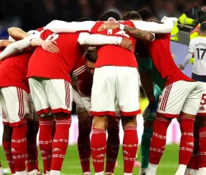VIDEO: Aficionado del Tottenham invade la cancha, patea a jugador del Arsenal y provoca bronca
