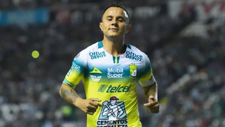 Montes llevó el 10 y la cinta de capitán con León. @clubleonfc