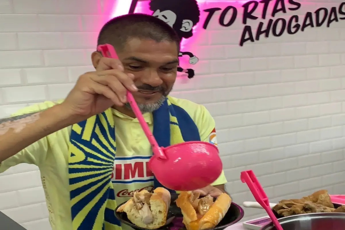 El ex-americanista Reinaldo Navia abri&oacute; su local de tortas ahogadas llamado El Crack y ha recibido la visita de bastantes futbolistas en el lugar ubicado Guadalajara, la ciudad de su ac&eacute;rrimo rival, las Chivas, de donde estas tortas son el platillo cl&aacute;sico.