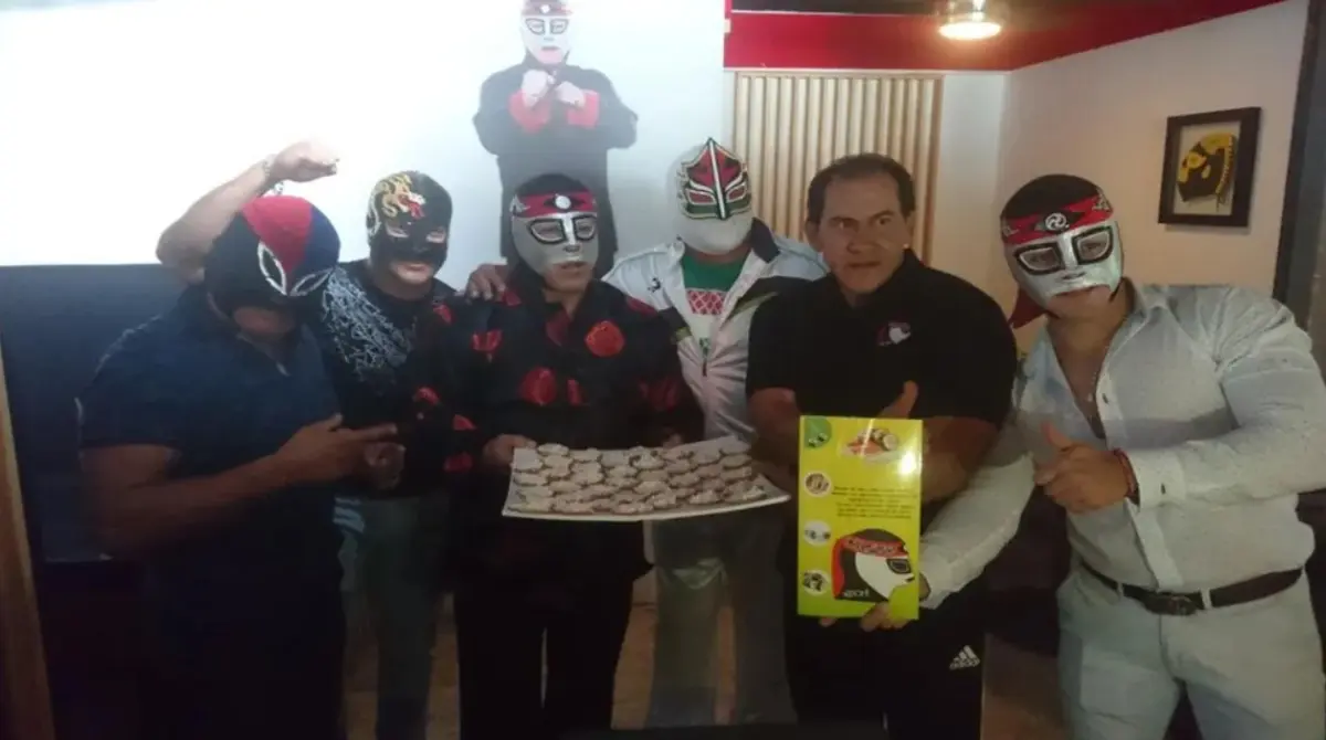 Por si no fuera poco, el ex luchador tambi&eacute;n invirti&oacute; en un local de sushi llamado OctaSushi que est&aacute; a un lado de las tortas, igual en Cuernavaca, y a pesar de la popularidad de ambos platillos, sus restaurantes no est&aacute;n dentro de las recomendaciones locales.