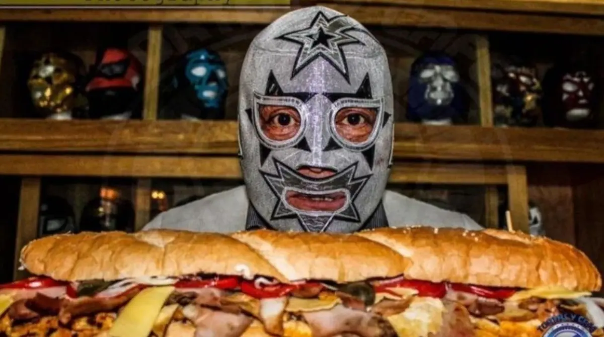 Las Tortas Super Astro del ex luchador ic&oacute;nico del mismo nombre ya son una tradici&oacute;n en el Centro de la Ciudad de M&eacute;xico, ya que tienen m&aacute;s de 25 a&ntilde;os de existir y son recomendadas por el desaf&iacute;o de comer la super torta de 3 kg de peso con l&iacute;mite de tiempo. 