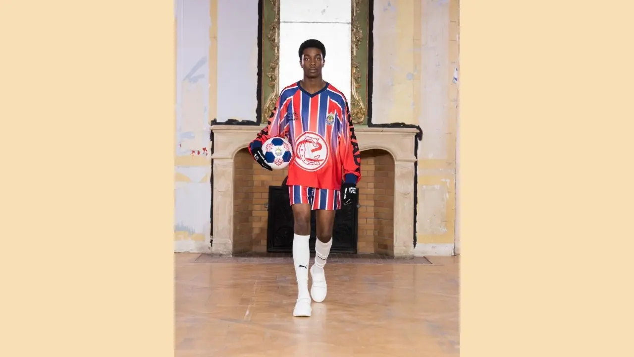 Los colores del 'Reba&ntilde;o' prevalecieron en cada uno de sus modelos, situaci&oacute;n que en un futuro podr&iacute;a marcar tendencia entre algunos famosos a los cuales ha vestido como lo es Bad Bunny, Dua Lipa y Rosal&iacute;a.