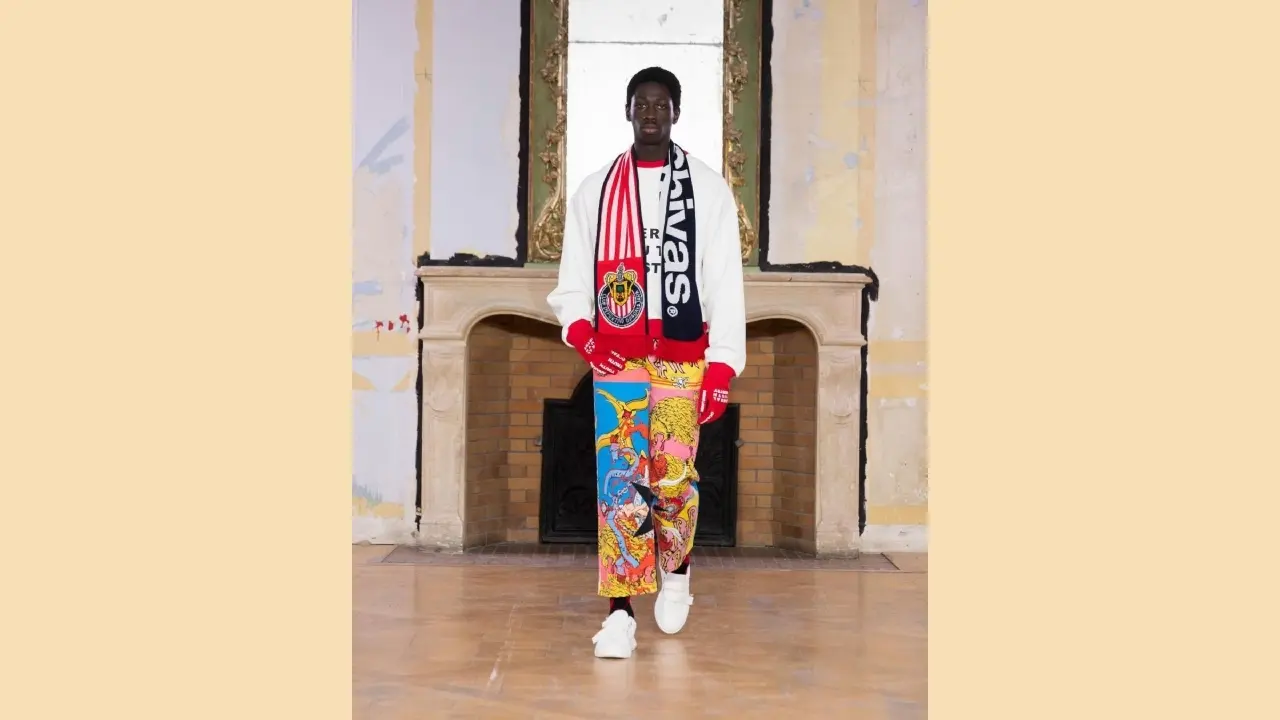 En la pasarela parisina hubo varios j&oacute;venes modelos con prendas y accesorios alusivos al 'Reba&ntilde;o Sagrado', desde lo vintage hasta lo m&aacute;s reciente.