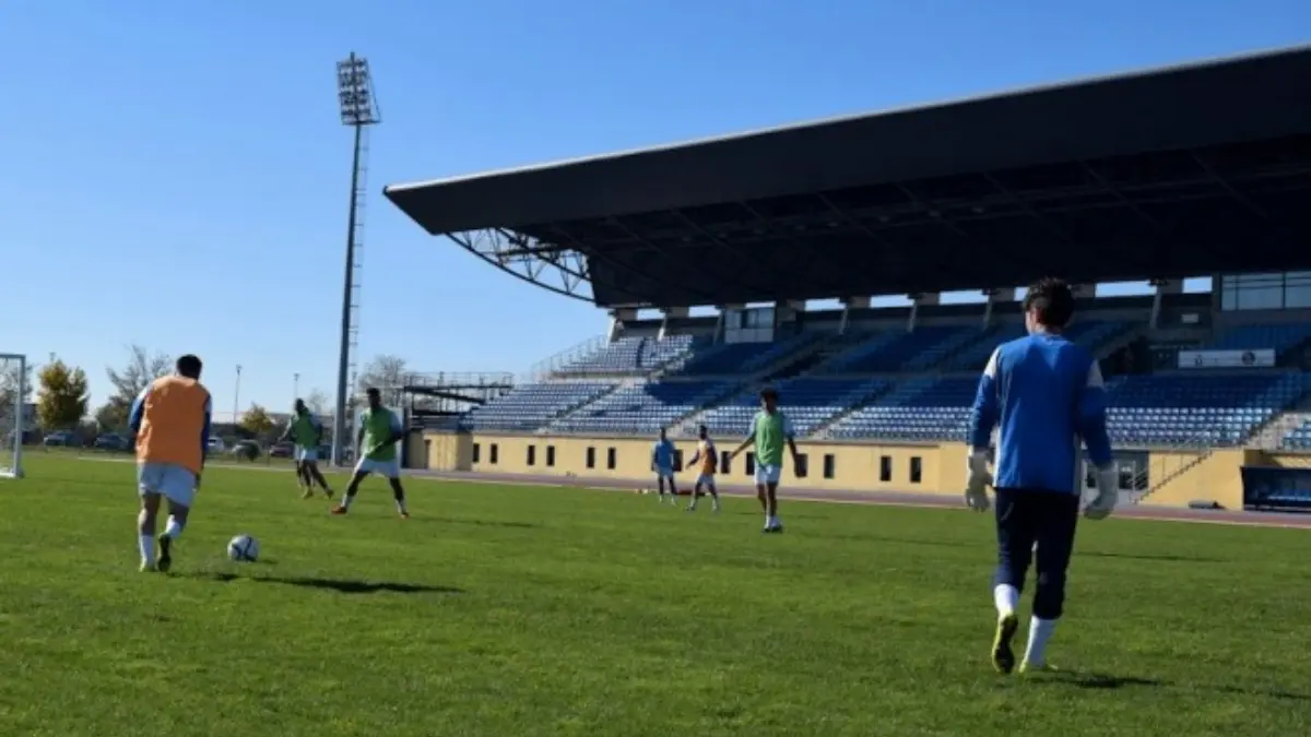 ESTADIO RA&Uacute;L GONZ&Aacute;LEZ BLANCO. Se trata de un recinto deportivo que lleva el mismo nombre que el del m&iacute;tico goleador del Real Madrid. Est&aacute; ubicado en el campus de la Universidad Rey Juan Carlos de Fuenlabrada.