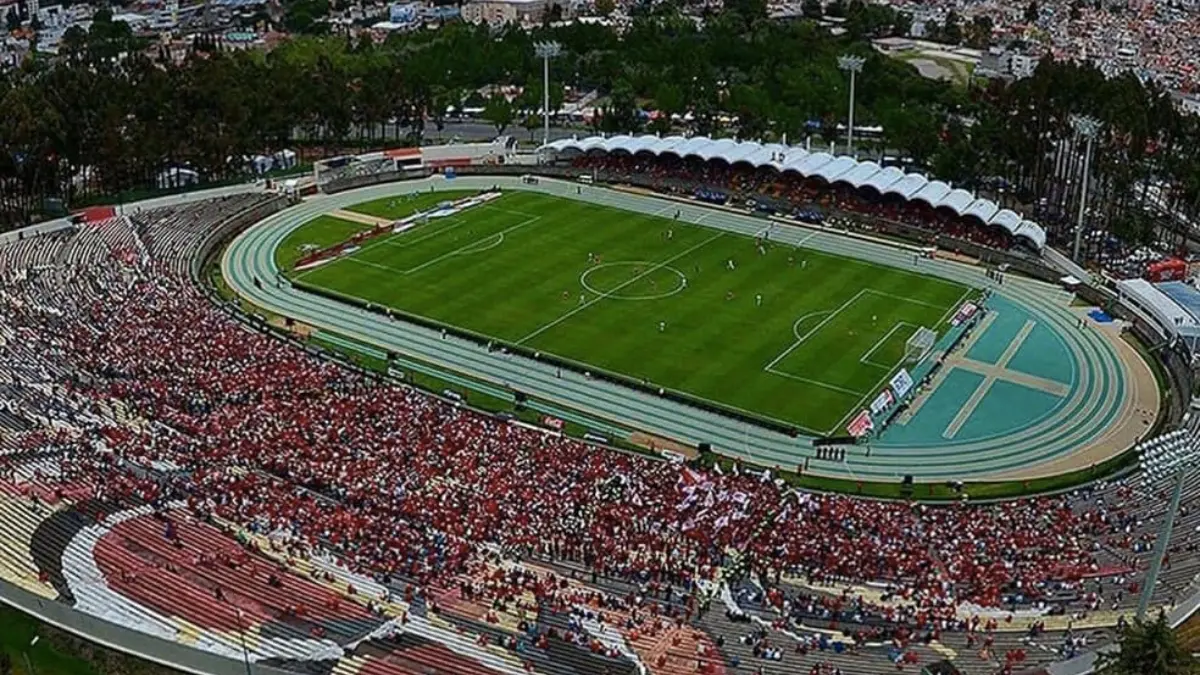 ALBERTO 'CHIVO' C&Oacute;RDOVA. Este Estadio de usos m&uacute;ltiples se ubica en Toluca, Estado de M&eacute;xico, y es propiedad de la Universidad Aut&oacute;noma de dicho estado. El equipo local son los Potros de la UAEM, pero tambi&eacute;n se convirti&oacute; en casa del Toluca por algunos meses.
