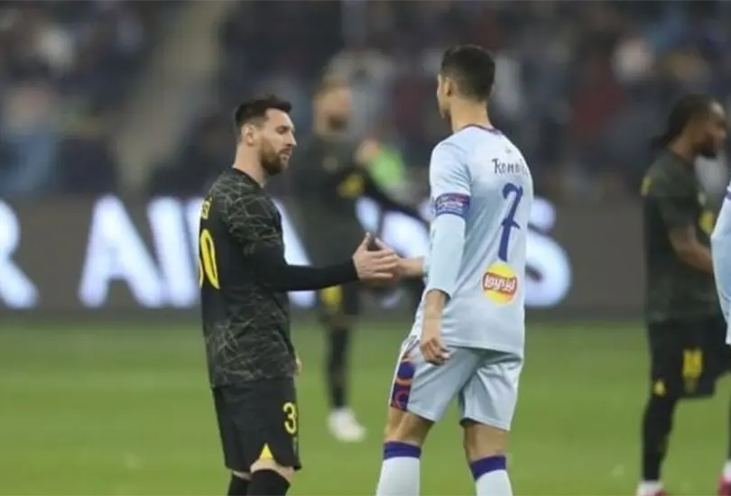 Lionel Messi y Cristiano Ronaldo se enfrentaron una vez más en la cancha del Estadio Internacional Rey Fahd. Lionel Messi y Cristiano Ronaldo se enfrentaron una vez más en la cancha del Estadio Internacional Rey Fahd.
