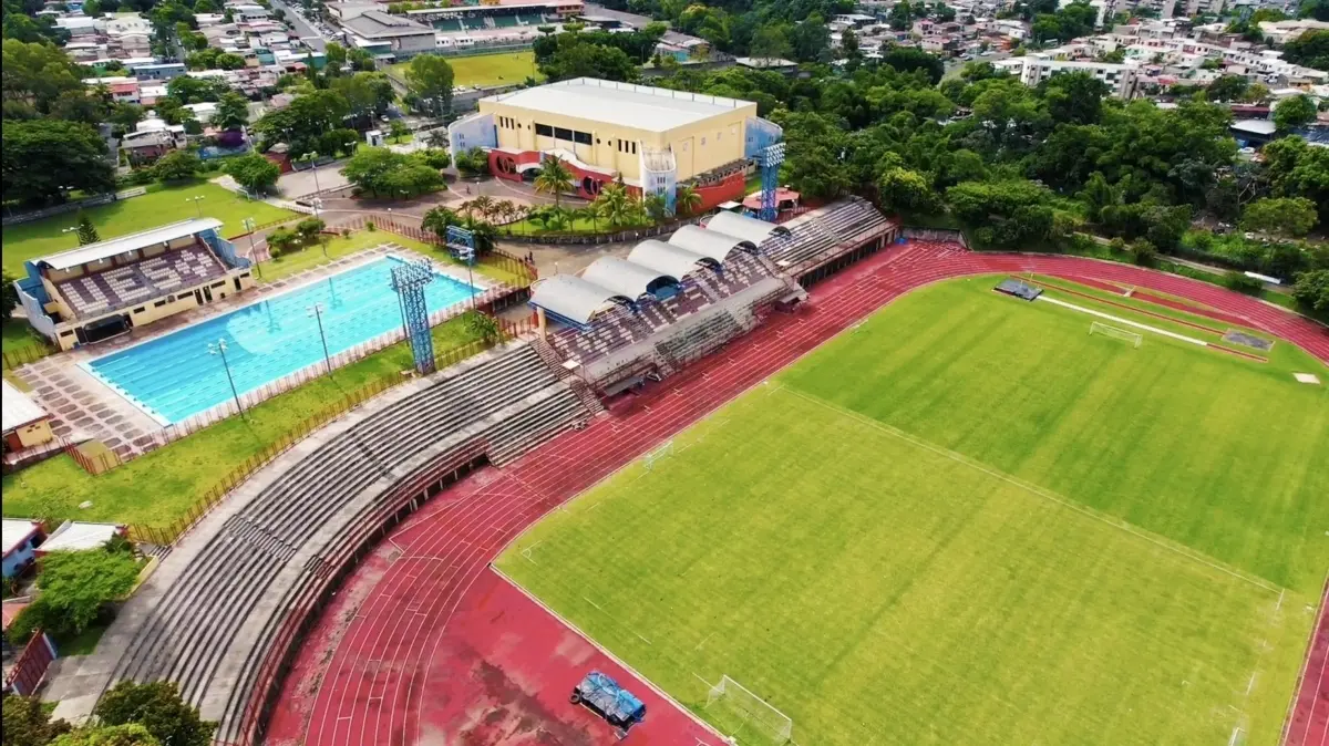 ESTADIO UNIVERSITARIO UES. Es un lugar que pertenece a la Universidad de El Salvador, con capacidad para cerca de 10 mil espectadores. En &eacute;l se celebran los juego del CD Universidad de El Salvador, conjunto de la Segunda Divisi&oacute;n.