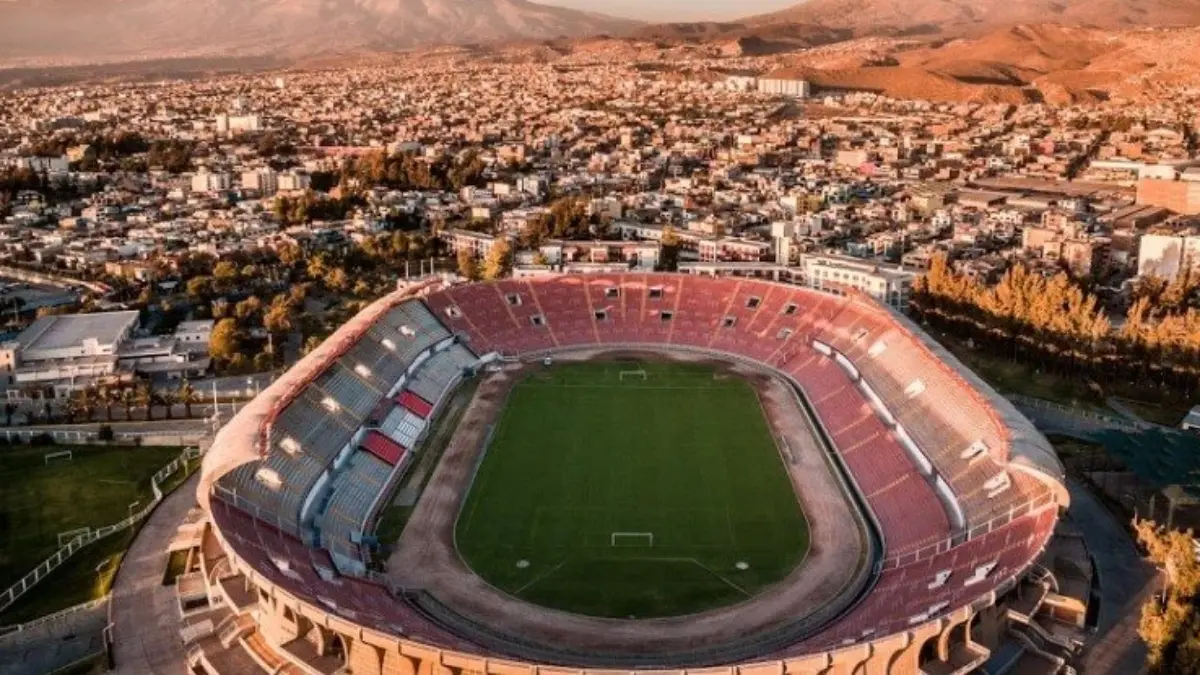 ESTADIO MONUMENTAL DE LA UNSA. Un gran recinto con capacidad para poco m&aacute;s de 60 mil personas, tambi&eacute;n conocido como Monumental Virgen de Chapi. Forma parte de la Universidad Nacional de San Agust&iacute;n en Arequipa, Per&uacute;; su equipo local es el m&iacute;tico Melgar de la Primera Divisi&oacute;n.