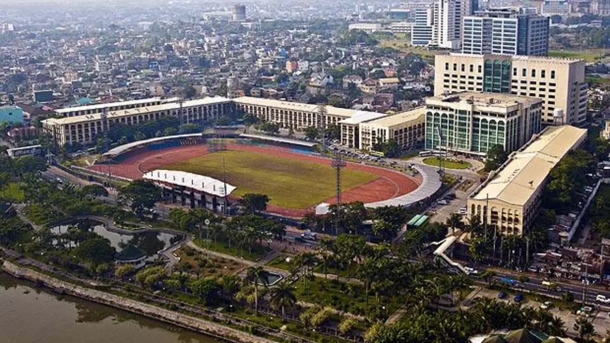 UNIVERSITY OF MAKALI FOOTBALL FIELD. Es el estadio que forma parte del campus de la Universidad de Makati en Filipinas. Cuenta con capacidad para cerca de tres mil 300 personas y presta sus instalaciones para los juegos del Global Makati de la Liga de Futbol Filipina.