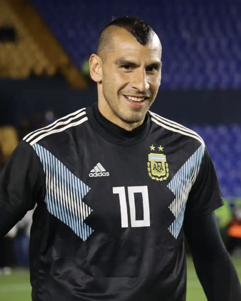 Nahuel Guzmán previo a juego con Tigres acompañado de la playera de Argentina - @TigresOficial