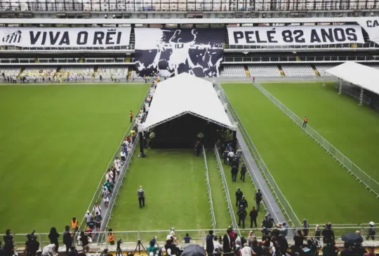 Miles de aficionados, dirigentes, familia y amigos de Pelé se reunieron en Brasil para darle el último adiós a la leyenda del deporte.