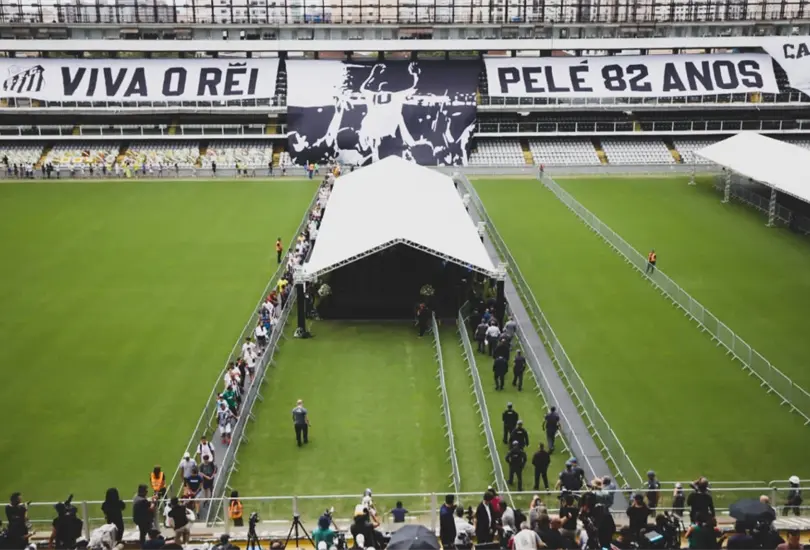 Miles de aficionados, dirigentes, familia y amigos de Pel&eacute; se reunieron en Brasil para darle el &uacute;ltimo adi&oacute;s a la leyenda del deporte.