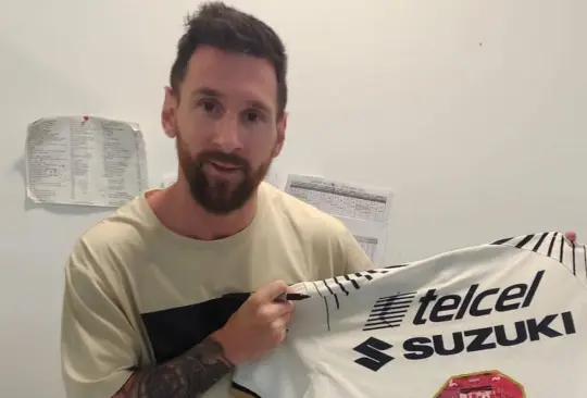 Lionel Messi posó con el jersey de Pumas con el número 9 de Juan Dinenno con el que esperan les dé mejor fortuna de cara al Clausura 2023.