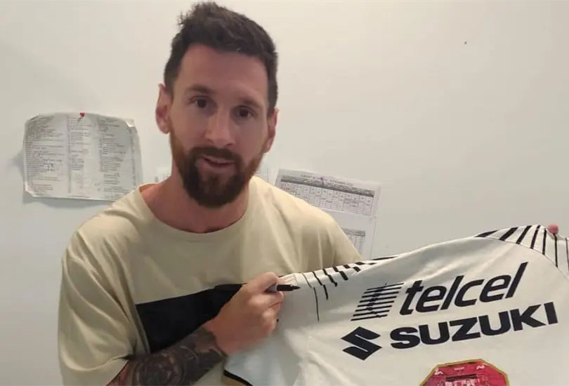 Lionel Messi pos&oacute; con el jersey de Pumas con el n&uacute;mero 9 de Juan Dinenno con el que esperan les d&eacute; mejor fortuna de cara al Clausura 2023.