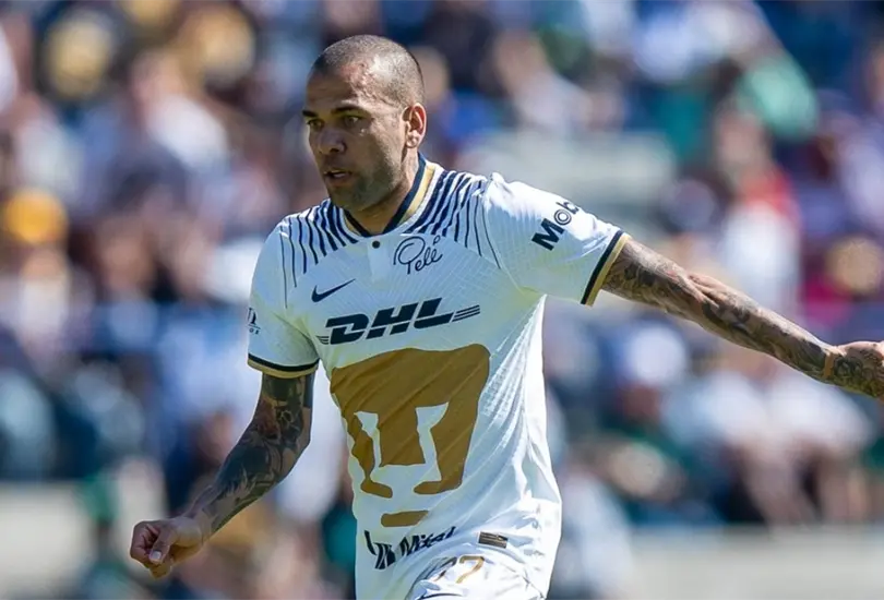 Dani Alves en su &uacute;ltimo partido de Liga MX con los Pumas de la UNAM.