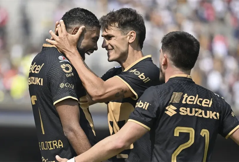 Diogo, Dinneno y Del Prete festejan la victoria de Pumas ante el Le&oacute;n.