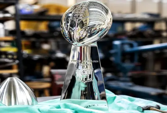 El trofeo Vince Lombardi se fabrica a base de diamantes de Tiffany & Co. en su historia reciente. 