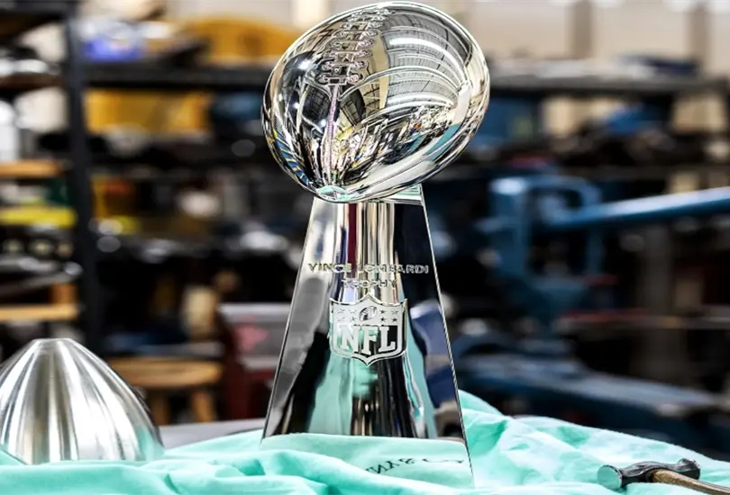 El trofeo Vince Lombardi se fabrica a base de diamantes de Tiffany & Co. en su historia reciente. 