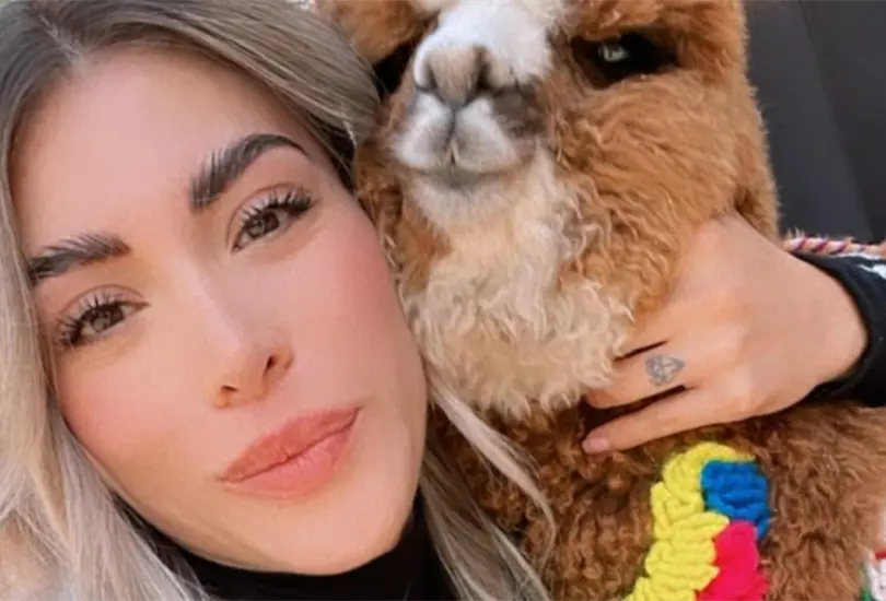 Aline Torres se ayuda de la popularidad de su esposo para hacer crecer su audiencia en las plataformas de contenido exclusivo.